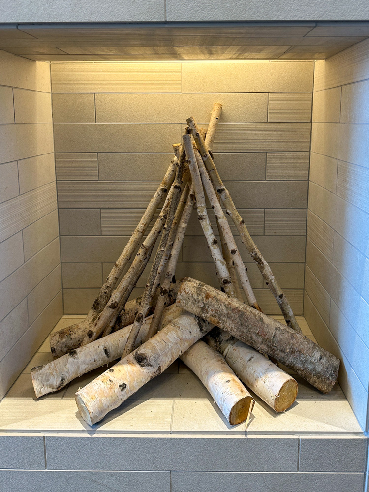 白樺丸太を暖炉にディスプレイした施工事例