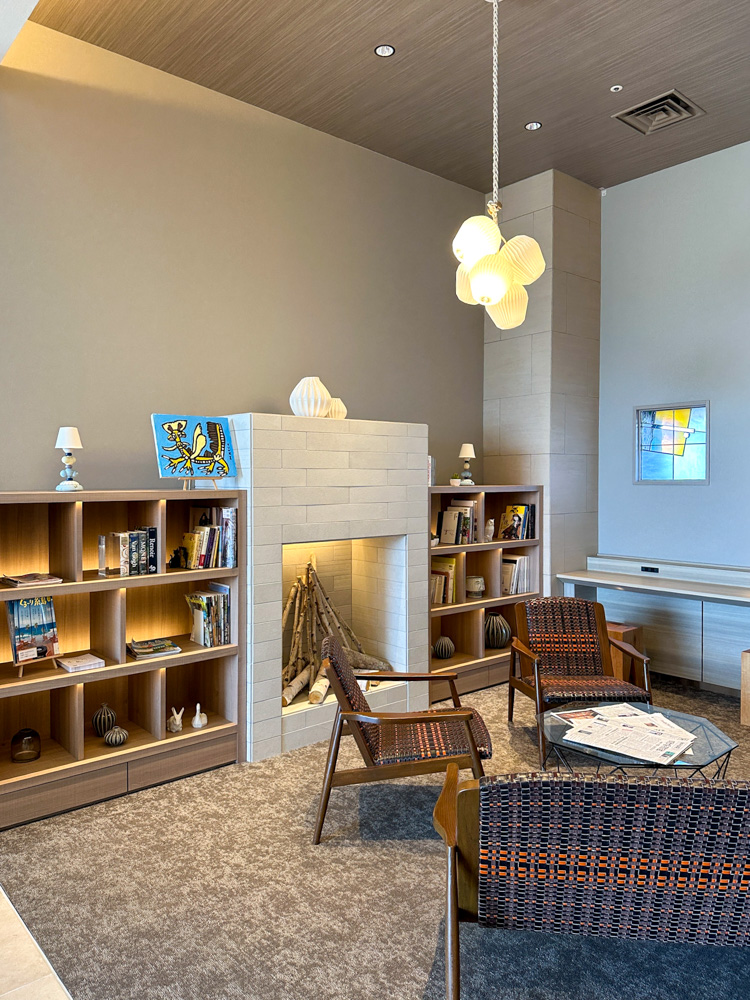 暖炉を格上げする白樺丸太