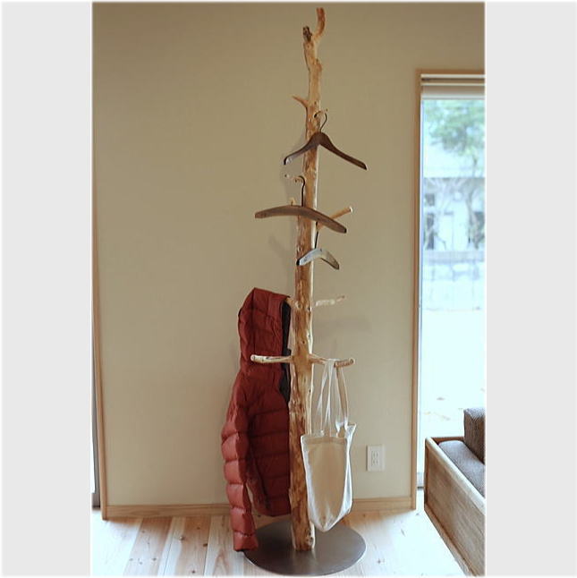 枝付き丸太の洋服ハンガー